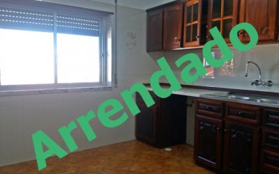 Apartamento T1 com boas áreas e duas marquises. A 5 minutos da estação CP.